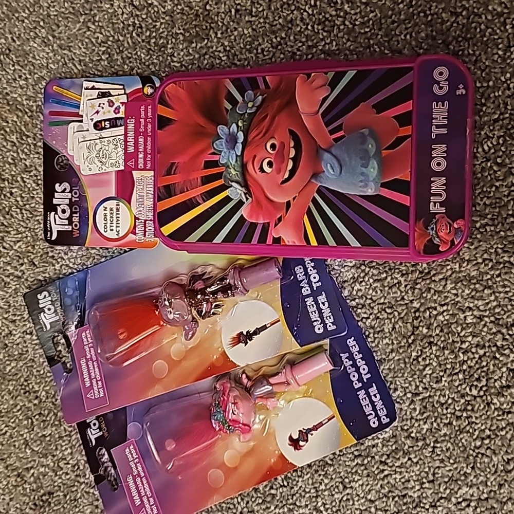 E5🔹️ Trolls Pencil Toppers and Activity Go Set